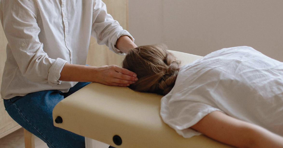 Chiropractor Greenside Johannesburg - Dr Bernard Boekkooi treating a patient at Buquoy Chiropractic